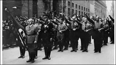 Hess et Göring s'enfuient en Autriche ; Himmler retourne chez sa mère et il n'est pas encore intéressant pour la police. Röhm se rend à la police et est emprisonné, comme Hitler après deux jours de cavale. Six semaines après le putsch manqué, qu'arrive-t-il à Eckart ?