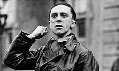 Pendant ce temps, Göring devient dépendant à la morphine pour soulager son aine et sa hanche, Röhm attend son jugement dans la prison de Stadelheim et à Cologne, un écrivain ambitieux attend son heure de gloire : Joseph Goebbels. Que note-t-il dans son journal à la suite du putsch manqué ?