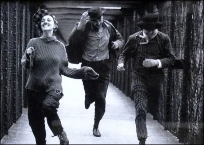 "Jules et Jim" est un film mis en scène par Jean-Luc Godard.