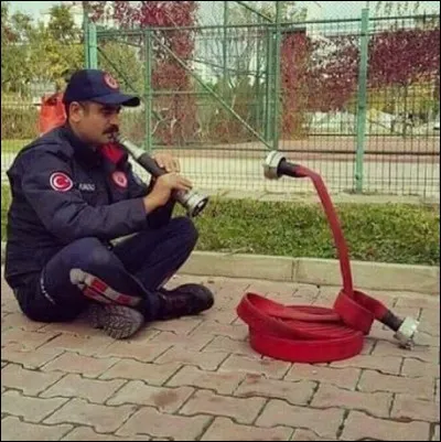 Ce type n'a pas l'air net, j'ai l'impression qu'il ... de la ... !