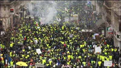 Quelle arme a été très controversée, lors des manifestations des Gilets jaunes ?