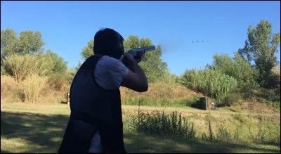 Quel nom donne-t-on aux plateaux sur lesquels on tire au ball-trap ?