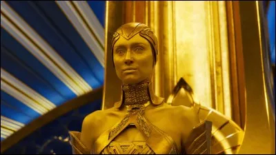 À quel personnage fait allusion la prêtresse des souverains à la fin du film ?