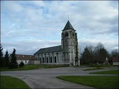 Nous sommes dans les Hauts-de-France devant l'église Saint-Martin d'Yvrench. Village du Ponthieu, dans l'arrondissement d'Abbeville, il se situe dans le département ...