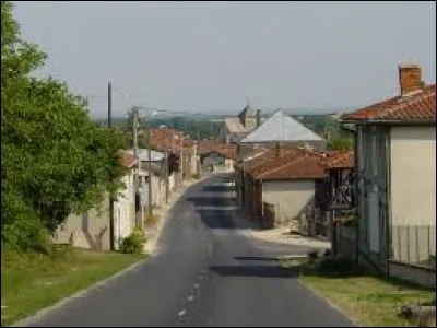 Nous sommes dans le Grand-Est sur la route qui mène à Vanault-le-Châtel. Village de l'ancienne région Champagne-Ardenne, il se situe dans le département ...