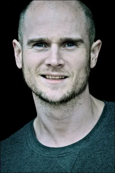 Cet acteur s'est fait connaître avec le rôle de Jean Marchetti, policier vichyste, dans la série "Un village français" :