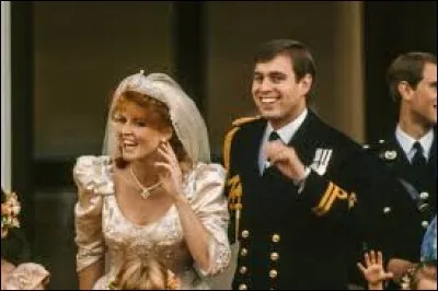 Le 23 juillet 1986, la reine accueillit dans sa famille une sulfureuse rousse. Quel est le nom de celle-ci ?