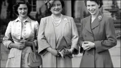 Le mois suivant, Elisabeth II perdit sa mère. À quel âge Elisabeth Bowes-Lyon, veuve de George VI, décéda-t-elle ?