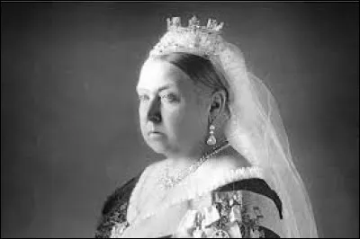 Depuis le 9 novembre 2015 la reine Elisabeth est le monarque ayant régné le plus longtemps en Angleterre. Combien de temps avait régné la reine Victoria ?