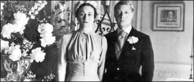 L'enfance d'Elisabeth bascula lorsque son oncle, Edouard VIII abdiqua pour épouser Wallis Simpson. En quelle année devint-elle de facto héritière présomptive ?
