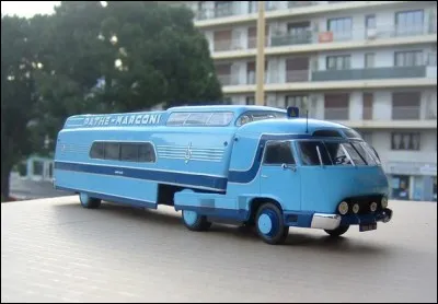 Si de sable, il est fait,Ou de maisons est compos&eacute;,On peut aussi bien le manger,Quand &agrave; le choisir en cro&ucirc;te,Faut savoir ce qu'il en co&ucirc;te !Et c'est une tache sur le papier.Ancien copain de Marconi,Ne faisait pas de spaghettis,Mais plut&ocirc;t lan&ccedil;ait des disquesVinyles ou Bertrand Plastik !Qui est-il ?