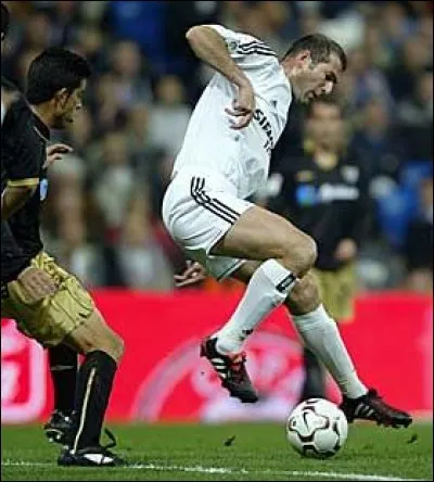 Contre elle on a tous une dent,Et l'on a peur quand on l'entend.Elle fait crier, jouer pourtant : M&ecirc;me le z&eacute;ro y est gagnant !Soit rouge ou noir sur tapis vert,Ou bien l'on manque et c'est l'impair...Et pour ne pas perdre son temps,Elle nous permet le d&eacute;placement.Qui est-elle ?