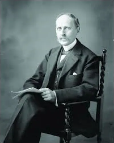 Qui est l'auteur de "l'Ame enchantée", professeur d'histoire de l'art à l'école normale et de musicologie à la Sorbonne ?