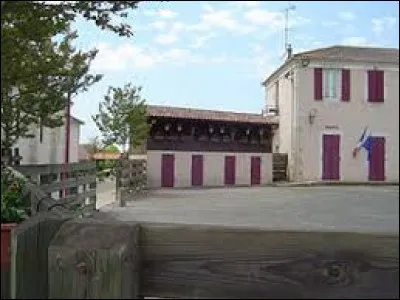 Vous avez sur cette image les arènes et la mairie de Serreslous-et-Arribans. Commune de Nouvelle-Aquitaine, elle se situe dans le département ...