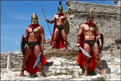 Léonidas et ses fidèles 300 spartiates défendront héroïquement un étroit passage face à des hordes Perses. Comment est nommé cet endroit ?