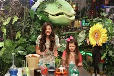 Comment s'appelle la plante que Phoebe doit garder pour sa prof de sciences ?