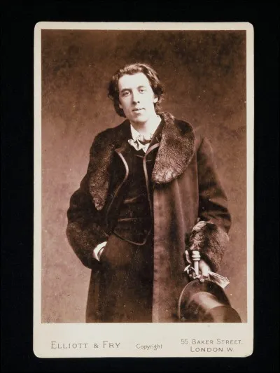 En contrepoint à cette tendance, émerge une autre figure faite autant de provocation que de raffinement spirituel, artistique et anti-bourgeois. C'est ...