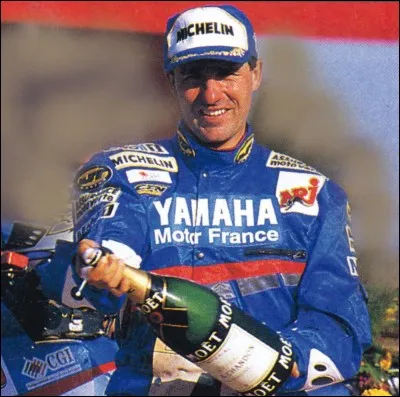 Après ses victoires à moto au Dakar, quel porte-bonheur Stéphane Peterhansel emporte-t-il toujours dans sa poche lors de cette compétition en auto ?