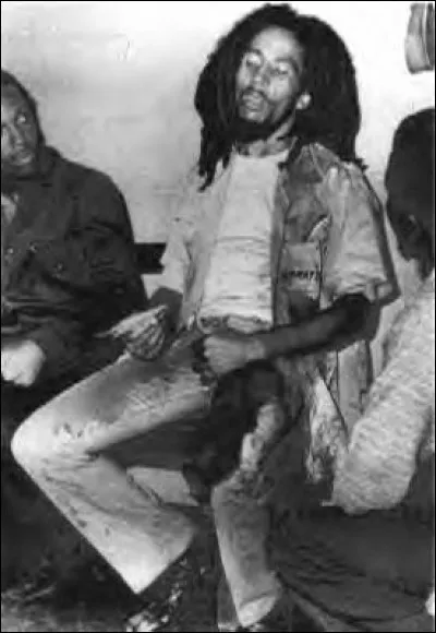 Quel événement de sa vie lui fit voir la mort de près en 1976 ?