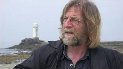 ''Marie-Jeanne-Gabrielle'' est une chanson de Louis Capart qu'il dédie à sa mère et à une île du Finistère. Complétez les paroles avec le nom de l'île de ce département.

''Entre la mer et le ciel
Battu par tous les vents
Au ras de l'océan
Ton pays s'est endormi
Sur de belles légendes
Illuminant son histoire
Gravées dans la mémoire
Des femmes qui attendent
Les marins ------------''