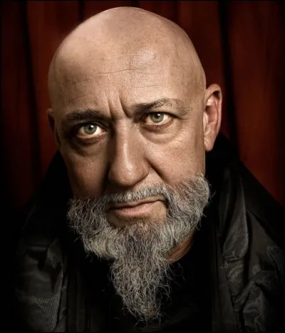 ''Comme un avion sans aile'' chantait Charlélie Couture. Quel oiseau inapte au vol possède des ailes minuscules (vestigiales) ?