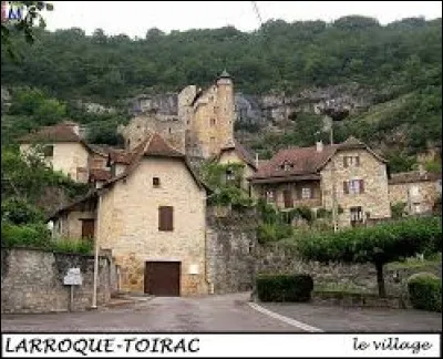 Nous sommes en Occitanie &agrave; Larroque-Toirac. Commune du parc naturel r&eacute;gional des Causses du Quercy, elle se situe dans le d&eacute;partement ...