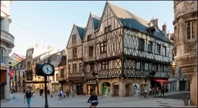 Comment se nomme l'immense centre commercial &agrave; l'entr&eacute;e de Dijon ?