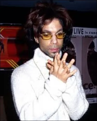 Quelle nouveauté a été mise en place par Prince en 2000, pour permettre à ses fans de pouvoir écouter ses chansons ?