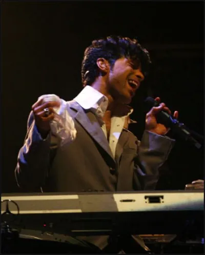 Quelle est la particularité de la tournée de 2002 intitulée " One Nite Alone...Tour " ?