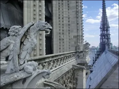 Quel architecte est connu pour avoir procédé à la restauration de nombreux édifices médiévaux ?