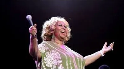 Quelle personnalité a tweeté à l'annonce de sa mort : " Non seulement elle était une chanteuse exceptionnellement brillante, mais son attachement aux droits civiques a eu un impact indélébile sur le monde " ?