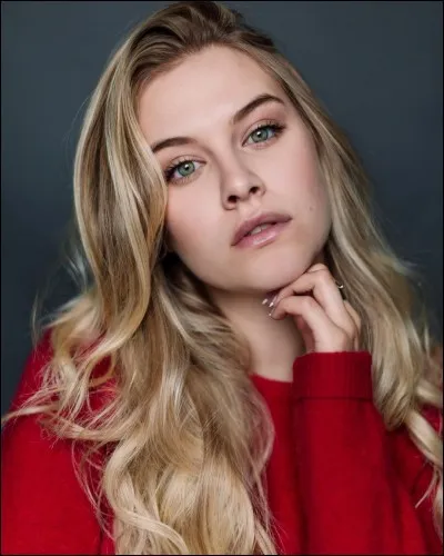 Au début de la série, où se trouve Polly ?