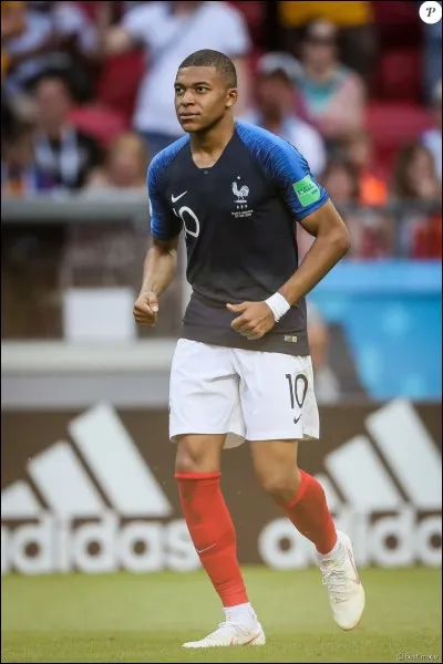 Quel est le poste de Mbappé ?
