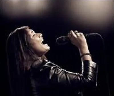 Anabelle chante depuis toute petite mais n'a jamais osé chanter devant ses amis :