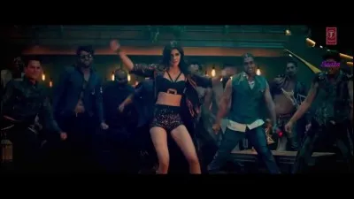 Qui chantait : "Born to be alive" ?