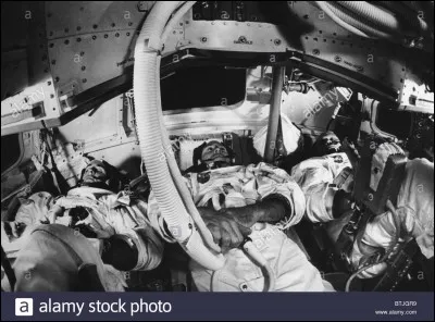 Les 3 membres d'Apollo 8 sont un peu dans l'ombre des missions qui suivront, pourtant, ils ont été les premiers à quitter l'orbite terrestre, à entrer dans l'orbite d'un autre astre, à parcourir la face cachée de la Lune, à observer et filmer un «lever de Terre», le 24 décembre 1968 comme un cadeau à l'humanité pour lui rappeler la beauté et la fragilité de la terre.
Qui est cet équipage ?