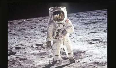 De cet équipage provient également le deuxième homme à avoir marché sur la Lune et y avoir été près de 2 heures trente en devenant, avec Amstrong, les premiers humains à explorer la surface d'un autre monde. Dernier membre d'Apollo XI, celui qui est demeuré en orbite sur la lune pour les récupérer, le pilote : vous devez donc trouver leurs noms :