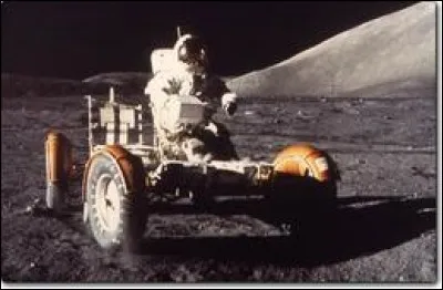Trouvez les 2 premiers humains à rouler le rover lunaire, qu'on a inséré dans le module lunaire Falcon : ils ont parcouru 28 km sur la surface lunaire.
Nommez le commandant de la mission Apollo XV, qui est aussi le premier «automobiliste lunaire» et son coéquipier, le pilote du module lunaire qui contenait le véhicule.