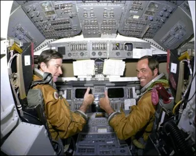 La mission du Space Shuttle Columbia, la STS-1 est le 1er vol d'une navette spatiale. Imaginez l'exploit : à la rentrée, les pilotes ont déclaré avoir eu l'impression ''de voler à l'intérieur d'un tube néon''. Pour une 1ère fois, ils avaient un pare-brise et étaient aux loges, aux commandes, sans savoir que 14 tuiles de protection thermique manquaient et 148 étaient endommagées.
Leurs noms s.v.p.