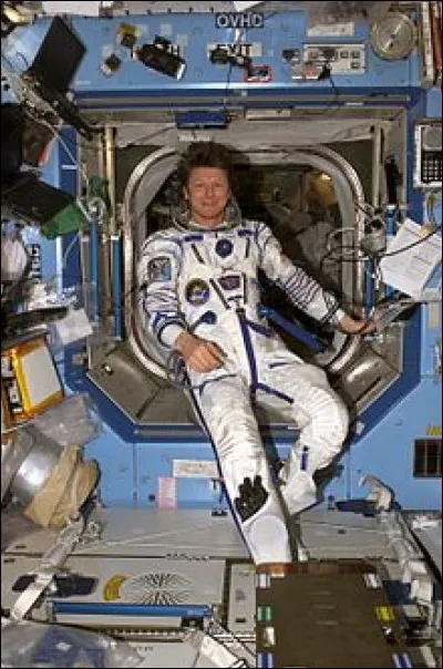 Ce Russe est le cosmonaute ayant vécu le plus longtemps (à l'époque) dans l'espace avec une durée de séjour cumulée de 878 jours. Riche d'une expérience de 5 séjours dans l'espace, il a effectué sa première mission à bord de la station Mir avant d'accomplir 4 missions comme commandant de bord de l'ISS pour les programmes habités de Roskosmos.
Quel est le nom du héros de cet exploit ?