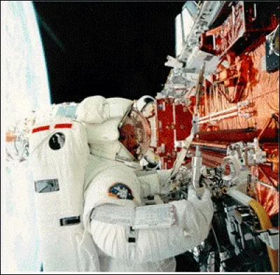 Elle est détentrice d'un doctorat en physique de l'Université de Virginie. Pour la Nasa, elle a été pas moins de 975 heures dans l'espace, y compris plus de 21 heures d'activité extra-véhiculaire : ses missions sont STS-33 en 1989 (photo), STS-49 en 1992, STS-61 en 1993, and STS-73 en 1995.
Son nom s.v.p.