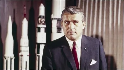 Il mit au point la première fusée V2. En 1958, responsable de l'envoi du premier satellite américain, Explorer-1, de 14 kg, qui est placé sur orbite. Il triomphe en 1969, 2 Américains marchent sur la Lune, lancés par sa fusée Saturn V.
Quel est le nom du père du programme spatial américain ?
