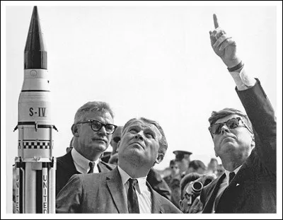 Von Braun, lui a fait personnellement visiter Cap Canaveral de fond en combles : ce Président, qui avait lancé le programme spatial, « We choose to go to the Moon...» , lui aurait demandé : ''Battrons-nous les Russes pour la Lune ?'' avec comme réponse : ''Oui monsieur le Président ... ''.
Nommez ce Président qui essaie de reconquérir le prestige américain mis à mal par les succès soviétiques ?