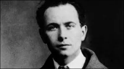 Rien n'est jamais acquis à l'homme Ni sa force 
Ni sa faiblesse ni son coeur Et quand il croit 
Ouvrir ses bras son ombre est celle d'une croix 
Et quand il croit serrer son bonheur il le broie 
Sa vie est un étrange et douloureux divorce 
Il n'y a pas d'amour heureux...