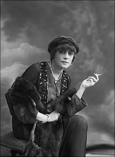 On voit tout le temps, en automne,
Quelque chose qui vous étonne ,
C'est une branche tout à coup ,
Qui s'effeuille dans votre cou.
C'est un petit arbre tout rouge,
Un , d'une autre couleur encor ,
Et puis partout ,ces feuilles d'or
Qui tombent sans que rien ne bouge.