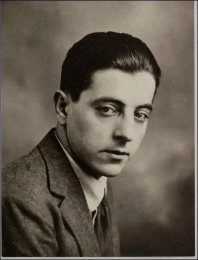 A l'enterrement d'une feuille morte
Deux escargots s'en vont
Ils ont la coquille noire
Du crêpe autour des cornes
Ils s'en vont dans le soir
Un très beau soir d'automne
Hélas quand ils arrivent
C'est déjà le printemps
Les feuilles qui étaient mortes
Sont toutes ressuscitées
Et les deux escargots
Sont très désappointés