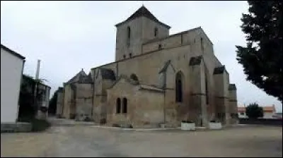 Nous terminons cette balade devant l'église Notre-Dame de Vouillé. Ville Deux-Sévrienne, elle se situe dans l'ancienne région ...