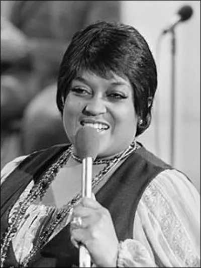 Chanteuse américaine, elle a commencé sa carrière en formant avec deux de ses s&oelig;urs le trio des Peters Sisters :