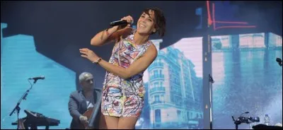 Elle devient une vedette en 2010 avec la chanson "Je veux" :