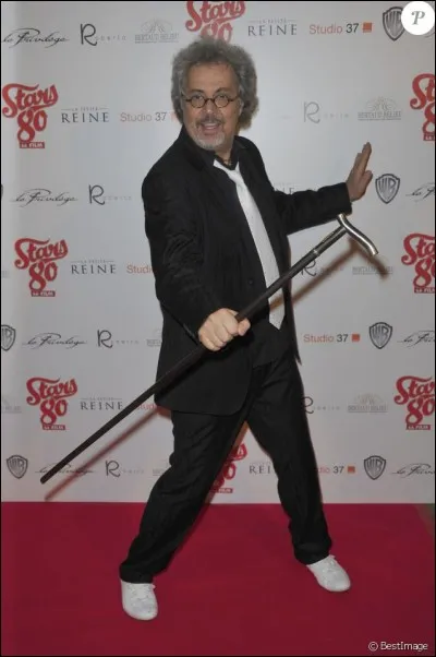 Il chante "Born to be Alive". Qui est-ce ?